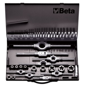 ZESTAW GWINTOWNIKÓW I NARZYNEK METRYCZNYCH Z AKCESORIAMI, HSS, 53 ELEMENTY, M3X0,5 - M20X2,5MM, W PUDEŁKU METALOWYM, MODEL 447/C53