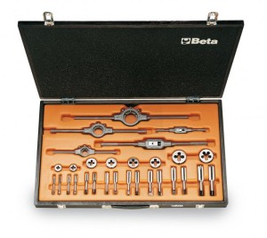 ZESTAW GWINTOWNIKÓW I NARZYNEK CALOWYCH GWINT UNF Z AKCESORIAMI, STAL CHROMOWA, 29 ELEMENTÓW, 1/4-3/4, W PUDEŁKU DREWNIANYM, MODEL 446ASF/C29