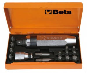 WKRĘTAK UDAROWY 1295 Z ZESTAWEM KOŃCÓWEK WKRĘTAKOWYCH 866 I ŁACZNIKIEM, 16 ELEMENTÓW, W PUDEŁKU METALOWYM, MODEL 1295/C14