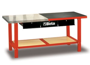 STÓŁ WARSZTATOWY Z TRZEMA SZUFLADAMI I PÓŁKĄ, BLAT POKRYTY BLACHĄ ALUMINIOWĄ I GUMĄ, CZERWONY, MODEL 5600/C56MR, 865X2000X640MM