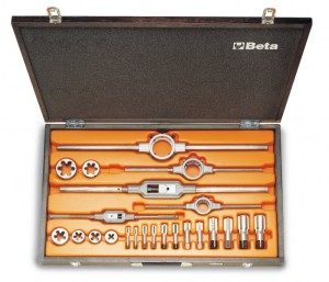 ZESTAW GWINTOWNIKÓW I NARZYNEK CALOWYCH GWINT WALCOWY GAS Z AKCESORIAMI, STAL CHROMOWA, 23 ELEMENTY, 1/8-1, W PUDEŁKU DREWNIANYM, MODEL 446ASG/C23